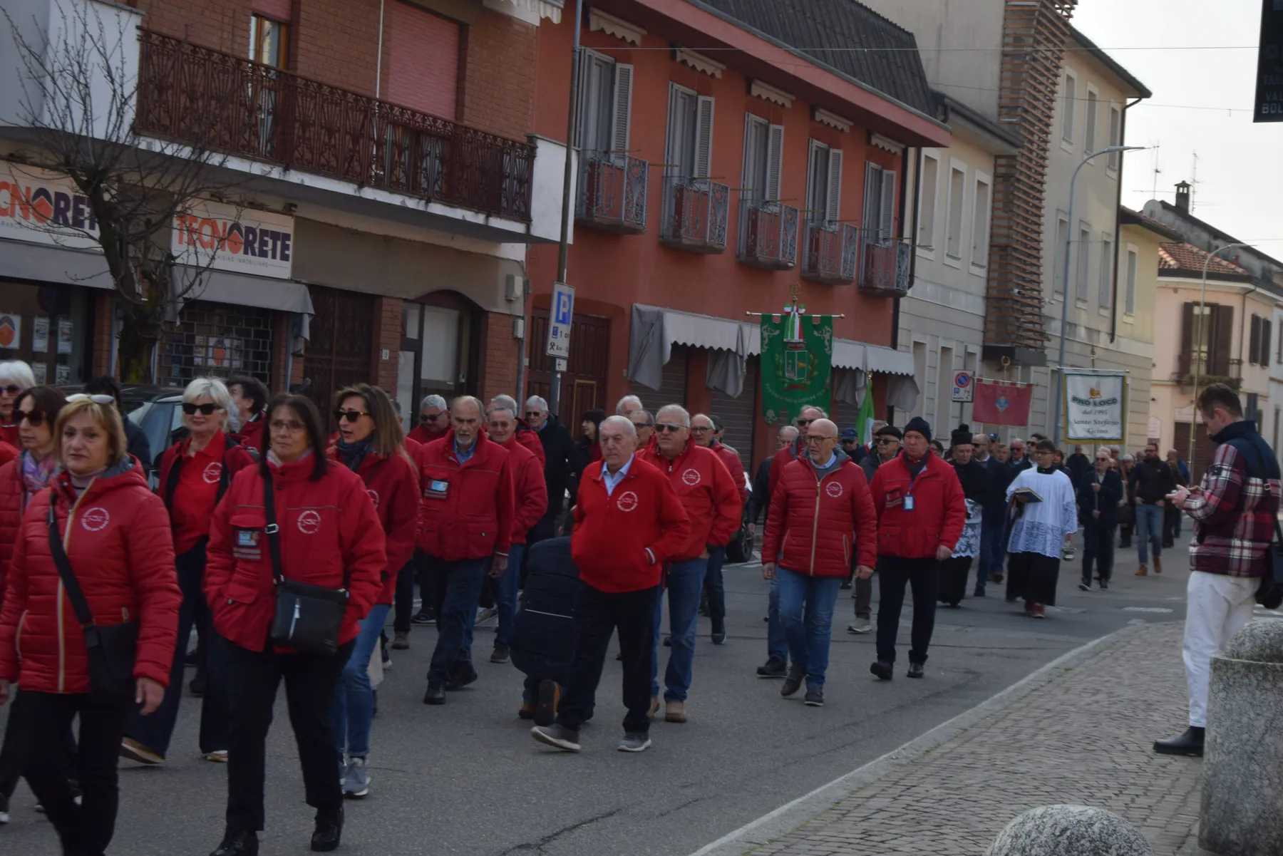 I volontari in corteo per le vie di Santo Stefano Ticino
