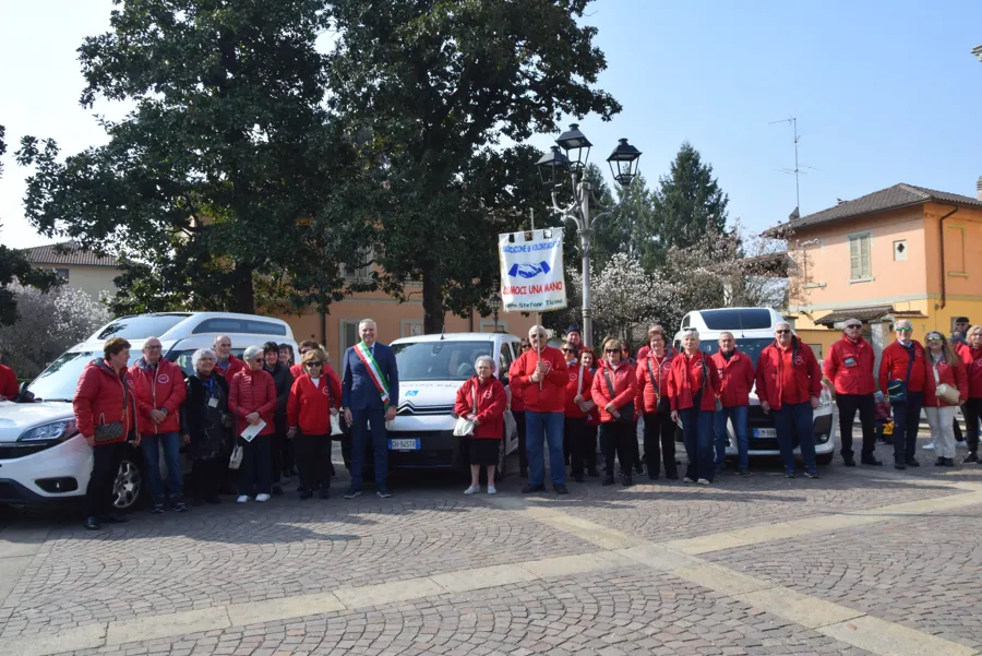 I volontari e gli automezzi dell’associazione in piazza