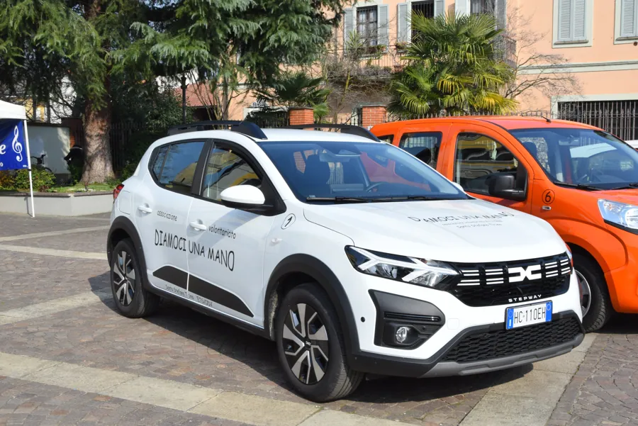 Gli automezzi dell’associazione
