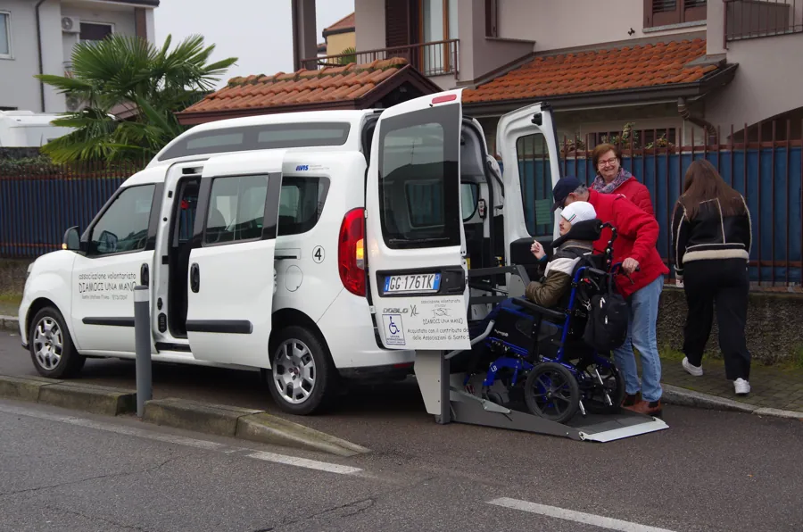 Un mezzo attrezzato con pedana per il trasporto di persone con disabilità